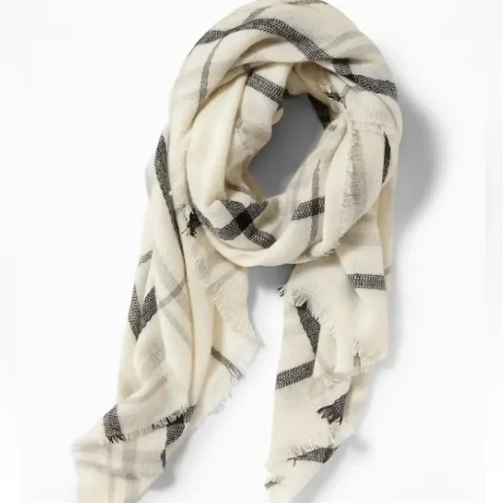 NWT Old Navy Plaid Blanket Scarf Wrap Shawl Cream Black Oversized Fringe OS